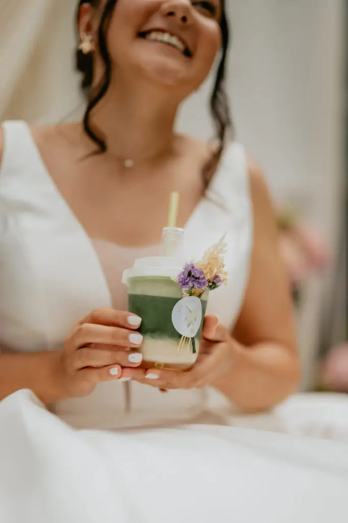 Une mariée à la Réunion 974 tient un gobelet de matcha latte